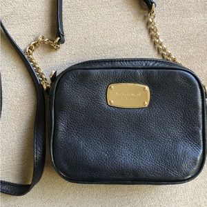 Micheal Kors crossover bag in Black used but in good condition